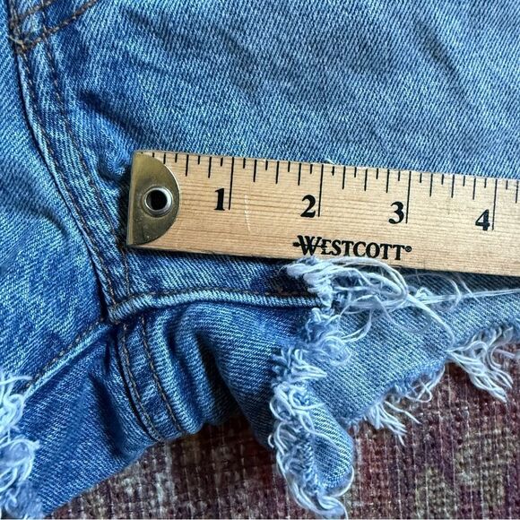 Levi’s 501 Denim Frayed Hem Women Shorts size 31 Button Fly - Picture 4 of 9